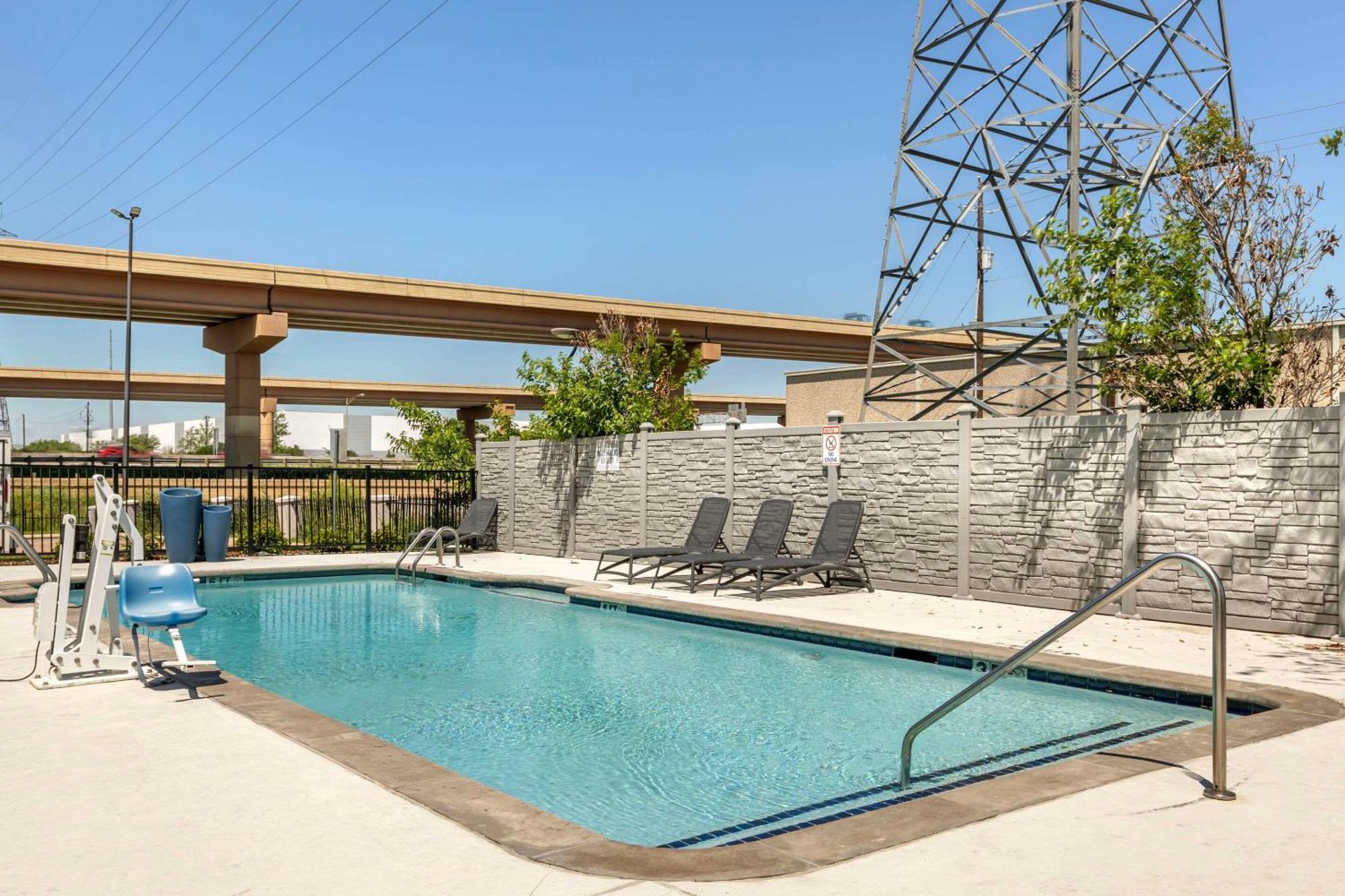 Comfort Inn Dallas North Love Field Airport Ngoại thất bức ảnh
